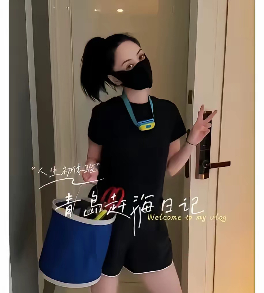 阿娇，冲上热搜！
​​9月17日，阿娇（鍾欣潼），连夜冲上热搜。原因是她在社交平台晒出青岛赶海vlog。晚上九点出发，一直玩到深夜，蹲在滩涂礁石间寻觅，收获了小螃蟹和海星，体验完后全部放生。

视频里那个蹲在礁石边、举着小螃蟹冲镜头笑的女人，跟记忆里那个唱着《下一站天后》的姑娘，好像隔了一整个世纪。