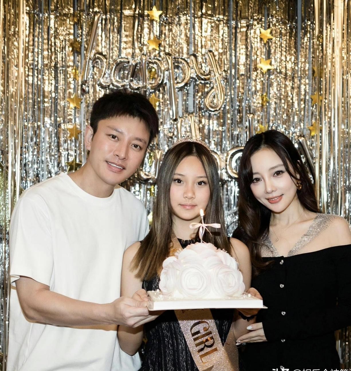 贾乃亮和前妻为了女儿同框合影这一幕，狠狠打了多少离异夫妻互撕的脸。
一眨眼，当年在综艺里金句频出的甜馨居然都迎来了14岁生日。
贾乃亮在社交平台上按时给闺女送上祝福，字句看着很家常，但当爹的那份心思全藏在细节里。
父女俩贴头合照的时候，明显能看出甜馨个头蹿得飞快，五官也越来越随父亲。
这次生