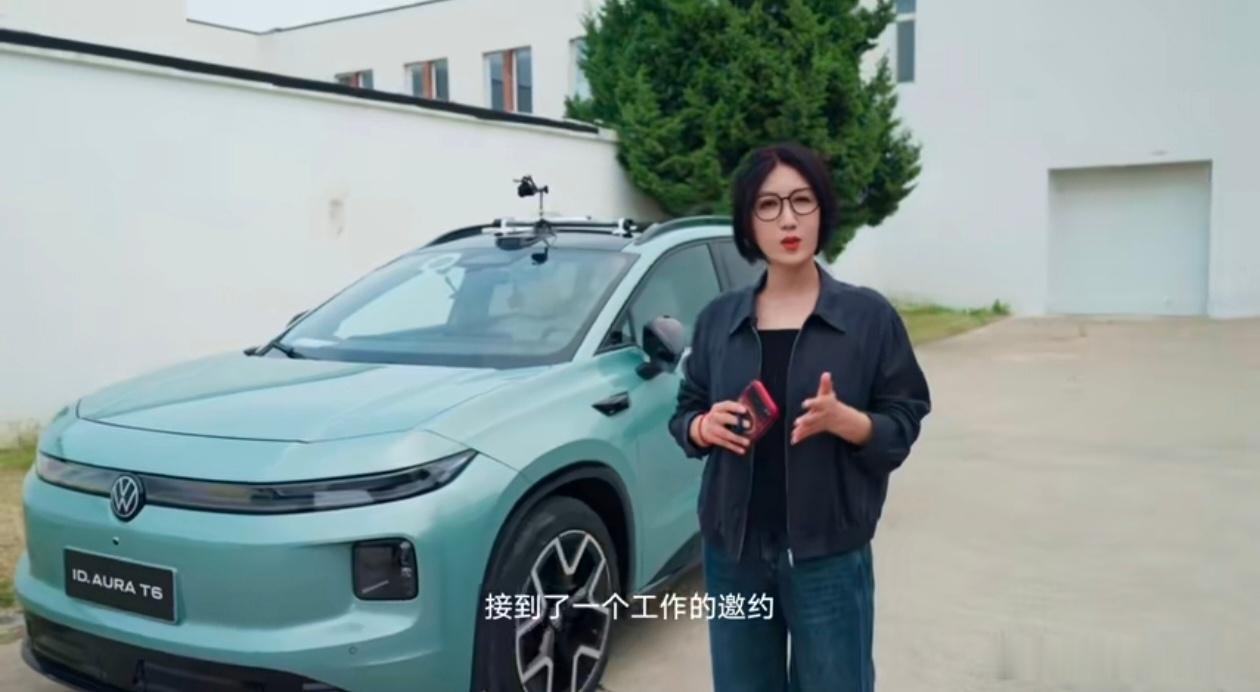 #跟着易立竞看T6##易立竞找代驾试车##一汽大众T6# 

易立竞干了一件让所有人意外的事。她没有去见产品经理，也没有翻看任何车评人的测评视频，而是自己叫了个代驾。对方是个四十多岁的中年男人，穿着工装外套，手里攥着车钥匙，一脸茫然地看着她。易立竞把钥匙递过去，说，今晚您就是我的车评人。代驾 ​