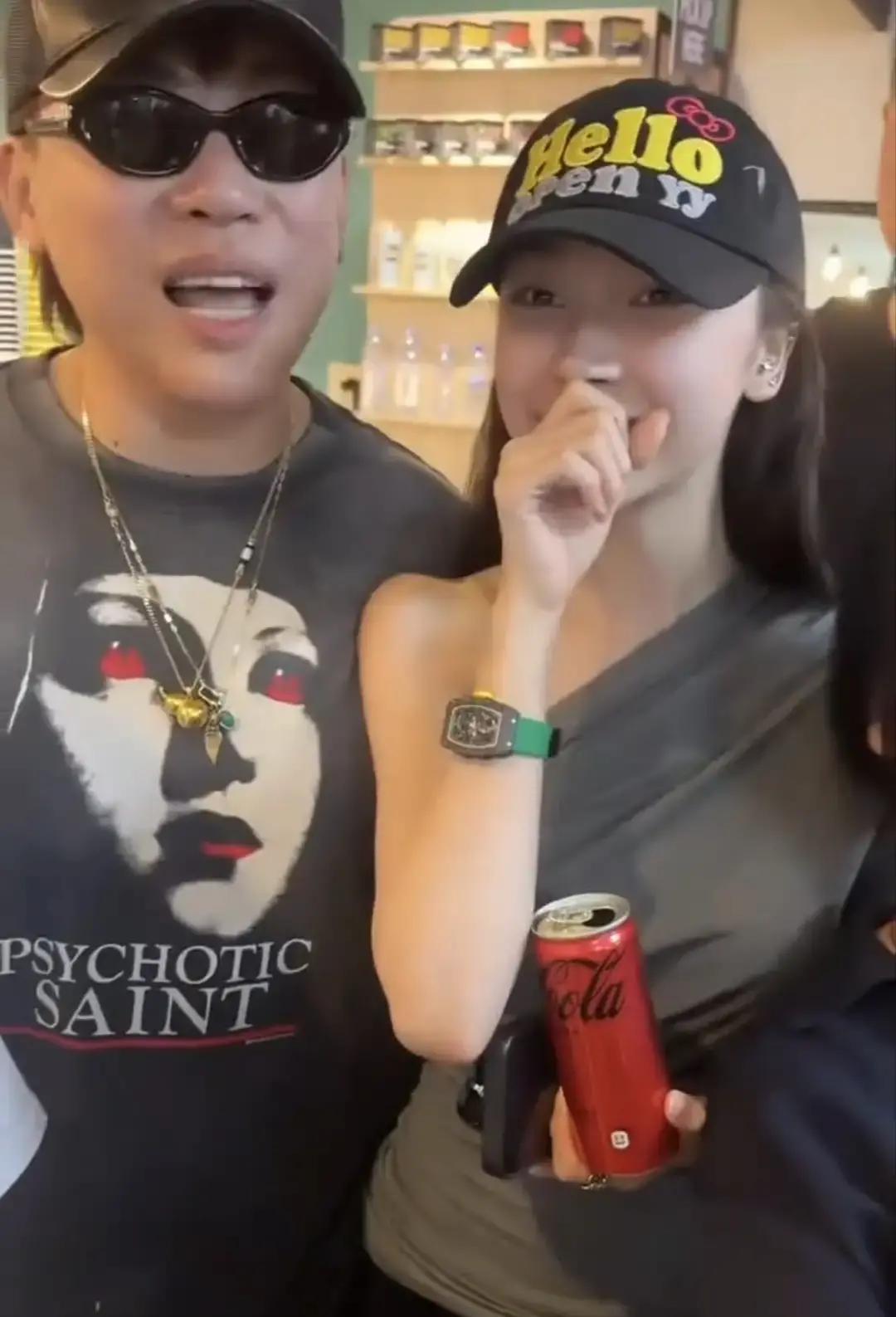 易梦玲这次在红毯上的状态，真的把不少围观的人给看愣住了。
腰细得像被抽走了肋骨，长礼服挂在身上晃晃荡荡，走起路来整个人薄得几乎只剩一张纸片的厚度。
10月23日的时尚盛典原本众星云集，大家都在看各家造型争奇斗艳，结果她一出场，围观网友的注意力全被那副骨架吸走了。
肩膀上的锁骨凸起得有些扎眼，原