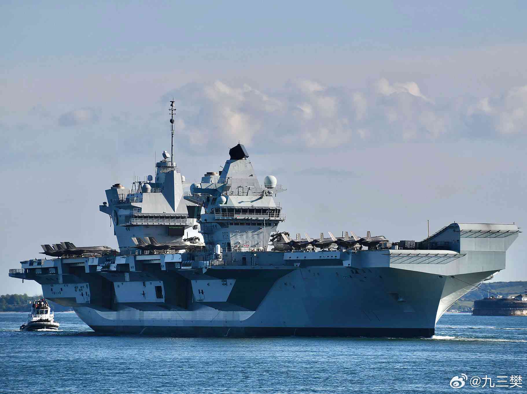 #军事ai新视野# 英国伊丽莎白女王级 Queen Elizabeth-class 大型航空母舰 （图一、图三由豆包ai生成）#ai热力追踪##航母[超话]#
 
舷号：R08「伊丽莎白女王号」、R09「威尔士亲王号」
定位：英国皇家海军有史以来最大作战舰艇；STOVL短距起飞/垂直降落型大型常规动力航母，英国“全球英国”远洋战略核 ​