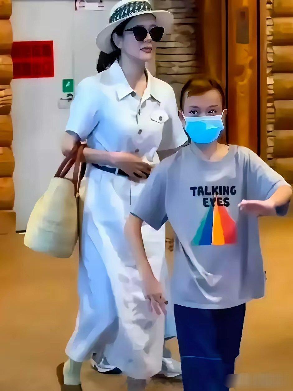 看到杨乐乐带着孩子出行的照片，心里挺不是滋味的。汪涵抱着的可爱孩子变成...