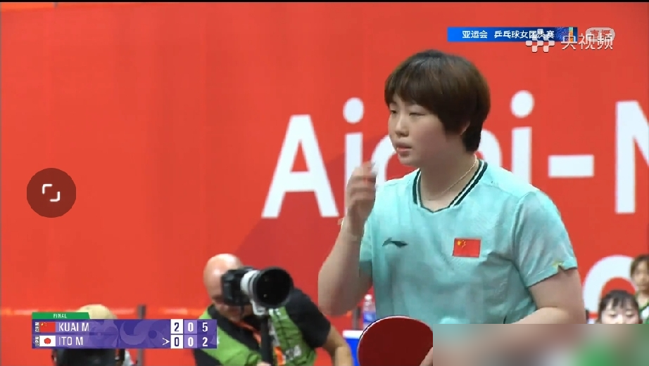 日本队教练这步棋，输得连底裤都不剩。
名古屋女团决赛，日本队手里明明攥着削球手桥本帆乃香。这姑娘打蒯曼有优势，是现成的克星。结果中泽锐偏偏不用。
他押了伊藤美诚。可伊藤近两年状态早滑下去了，更致命的是，蒯曼把她研究透了。反手长球开路，专顶生胶位，伊藤引以为傲的台内偷袭全被掐死。3比0，三局比分1
