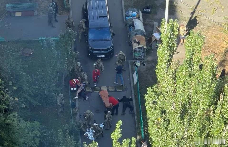 【乌克兰两大情报部门在基辅街头交火，泽连斯基怒斥】#乌两大情报部机构在基辅交火#乌克兰总统泽连斯基9月2日在社交媒体上表示，“今天在基辅发生的事件——乌克兰安全局与国防部情报总局个别下属单位之间发生的冲突，极其可耻！我已与总检察长鲁斯兰·克拉夫琴科通话。总检察长和国家调查局将查明全部 ​
