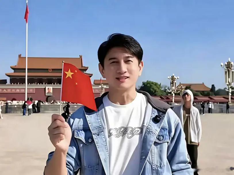 话说“不赚钱也是立场”

      最近有两件事比较热门，蔡康永现身“台独”沈伯洋的造势活动，多家品牌与之切割；其次是吴奇隆被曝因国庆手举国旗遭台机构取消活动，吴奇隆晒游览天坛视频，称不赚钱也是这个立场。

      陶晶莹的抱怨透出台湾艺人的“两难”，但没办法，这是艺人特殊性决定的，吴奇隆 ​
