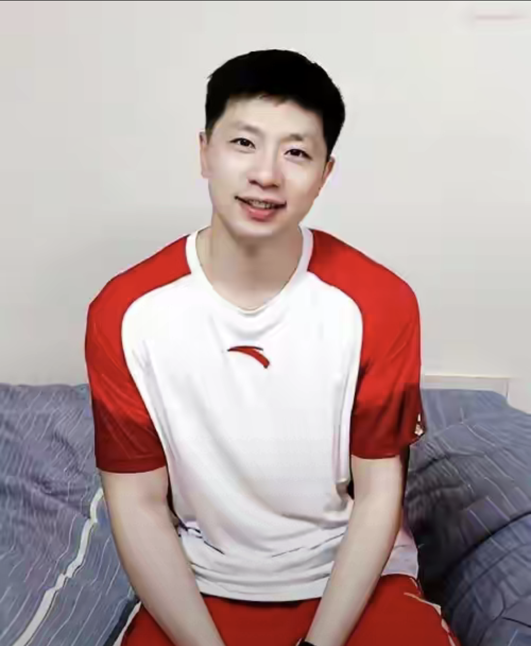 马龙：泪目！他像爱家人一样爱球队，“龙队”是他的勋章


近日，关于乒坛名将马龙的一则深情感言在网络上引发热议。在相关采访与回顾中，马龙再次表达了对球队的深厚感情，他坦言自己将这支队伍视如家人，而“龙队”这个称号，早已超越了一个简单的昵称，成为他职业生涯中最为珍视的勋章。这一幕让无数球迷为之动容。从