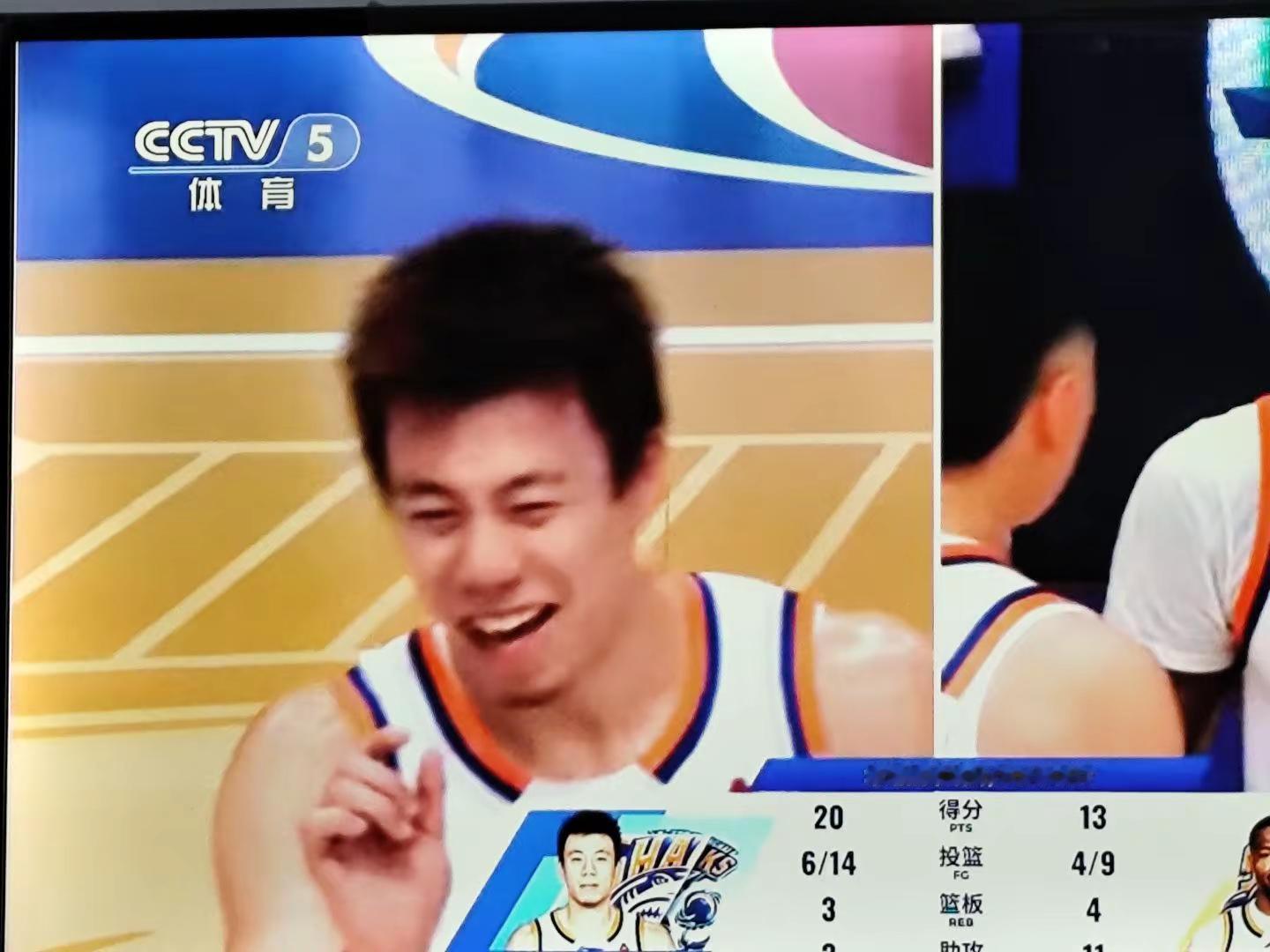 CBA上海久事VS北控105----90，77这赛季两场打的很兴奋，现役球员，在锋线位置上张镇林应该是独一档，能突能投，还能暴扣，还有三分！