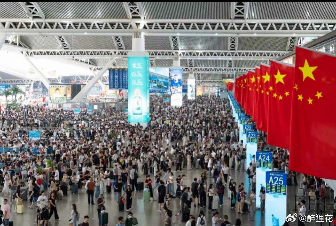 #广州南站喜提全国首个百万客流车站#

好家伙，看着百万客流，都头皮发麻[笑cry][笑cry][笑cry]这个国庆，我哪儿也没去，把家人送上去西安的高铁，我就在家刷短剧，睡到自然醒，不用开车赶路，简直太香了！躺着吃自己种的黄瓜，以及自己种的紫皮扁豆，嫩的切丝炒辣椒，老的炖红烧肉，别提多香了！ ​