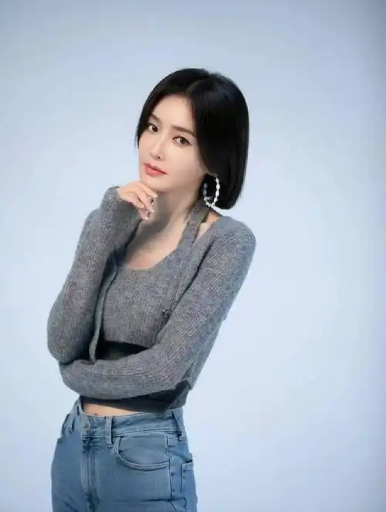 47岁还演偶像剧女一号！同龄女星都去演妈了？
秦岚1979年生，40多岁还扛《亦舞之城》这种大女主剧，演芭蕾首席。
同岁的陈乔恩近年一直在演都市情感偶像剧，高圆圆章子怡也照样当核心主演。
市场数据显示，这批70末女星根本没扎堆演妈，靠状态和实力，在青春、都市、职场剧里挑大梁。
年龄从来不是硬