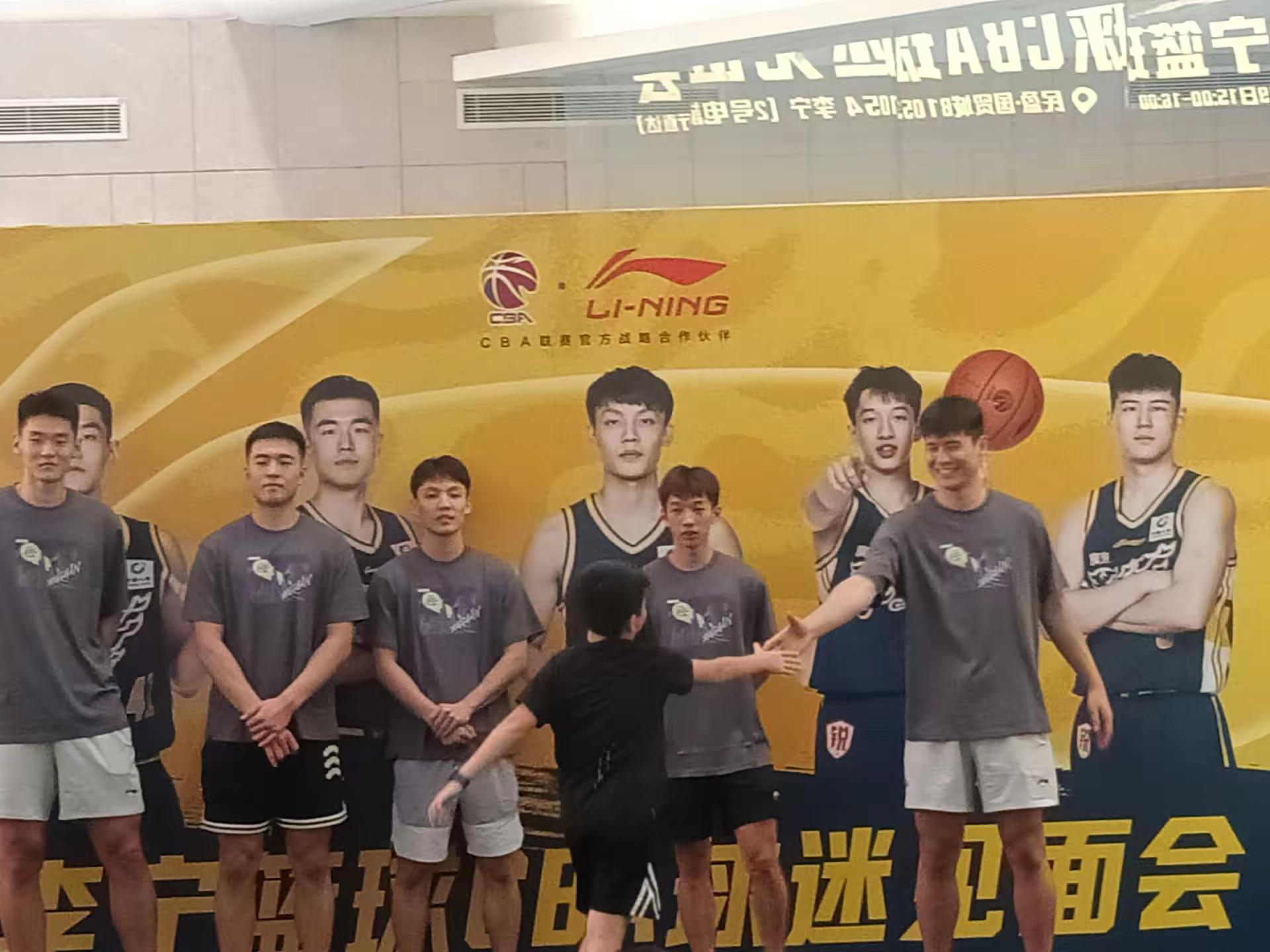 闲国贸偶遇广东宏远队球员见面会。