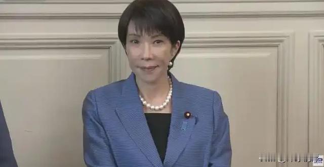 俄罗斯一座全新落成的二战主题纪念碑，直接让日本首相高市早苗彻底“破防”。她罕见在社交媒体发布日、俄双语内容，公开强硬抗议。

这一幕，像极了一场荒诞却又真实的“外交闹剧”。

当15米高的苏联士兵像巍然耸立，当那刻着菊花图腾的界碑被暴力切割成两半，高市早苗的“破防”，本质上不是因为某种外交礼节的缺失