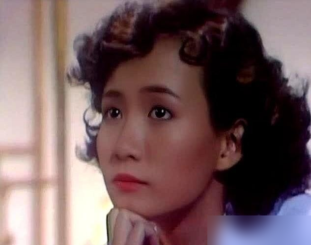 刘嘉玲被刷了，输给一个被观众骂最丑的女演员。
1984年TVB拍《鹿鼎记》，阿珂是全剧第一美人，所有人都以为会给刘嘉玲。监制李添胜偏不。
上《志云饭局》，主持人直接问：你是不是觉得商天娥靓过刘嘉玲？
李添胜回得特实在：靓的标准在哪？TVB当家花旦，能丑到哪去？各花入各眼罢了。我就喜欢娥姐那骨子