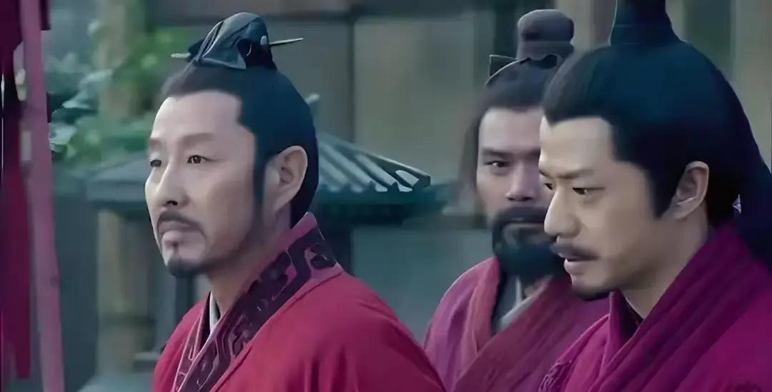 韩信最大的问题，就是他一直没有自己的嫡系班底。
他把营门的轮值表又看了一遍。这三个带队的校尉，一个是灌婴的老部下，两个是从荥阳大营直接调过来的。他放下竹简，帐外的火光把人影投在帐布上，晃动的形状让他想起下跪受封大将军那天，刘邦身后那一排沉默的脸。
副将曹参送来了明日的行军路线图。韩信接过来，手指点在