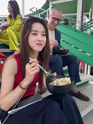 别看章泽天松弛感十足，但她这一身可不便宜