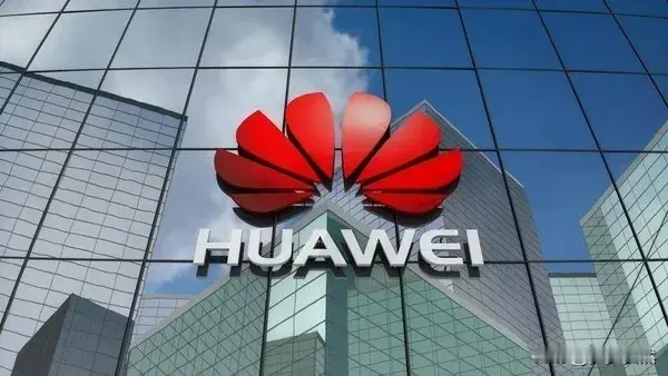 华为时隔六年，正式推出全新一代麒麟高性能芯片，随新款三折叠手机一同亮相发布会，国产手机芯片迎来一次重要的更新。
这次发布的麒麟9050 Pro，没有继续走传统平面芯片的设计老路，采用全新的立体堆叠思路，把芯片内部单元做分层处理。性能对比上一代产品，有不小幅度的提升，CPU，GPU还有AI算力全部得到