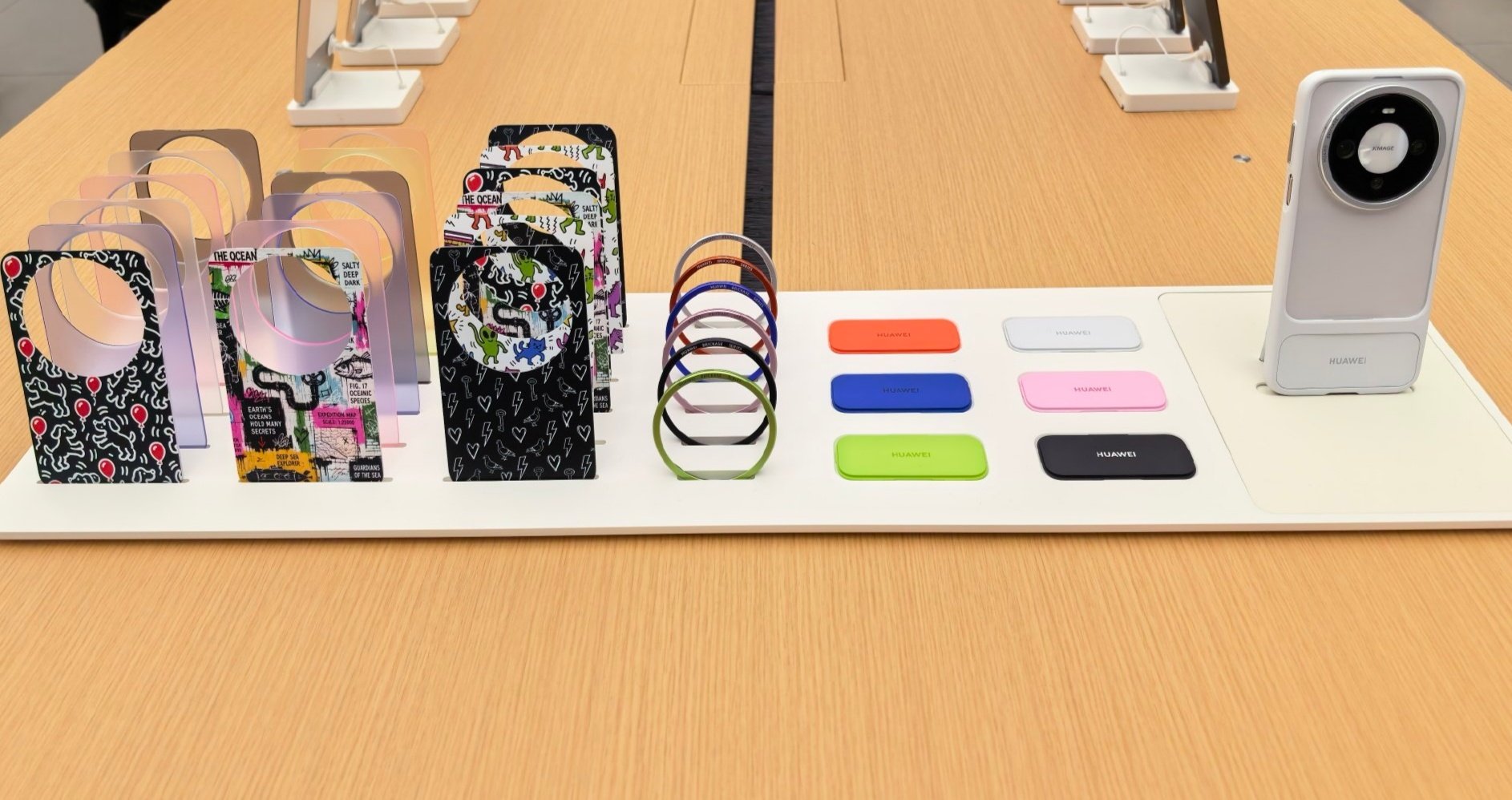 #华为mate90系列##华为mate90系列正式定档10月1日#华为Mate90系列即将发布，国庆当天盛献发布即开售。同时，睿影Z10巨炮外接镜头也同步登场，支持10X光变。手机壳和镜头环还支持拼接，自由搭配组合DIY。#数码闲聊站##数码闲聊站[超话]# ​