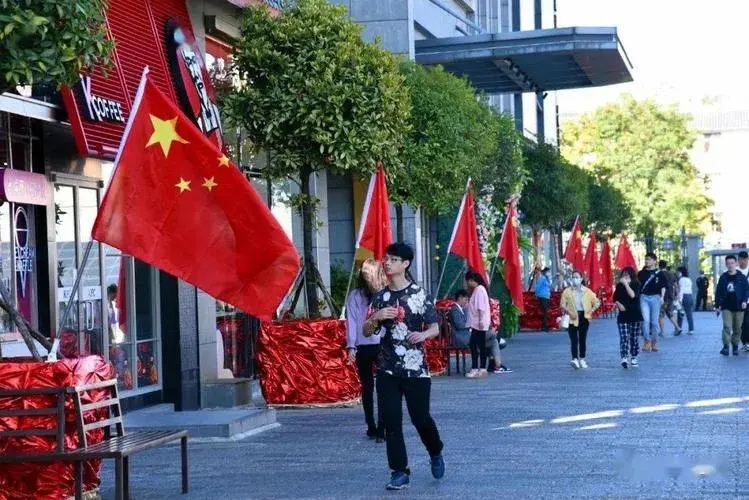 节后四类民生食品集体涨价，并非物价失控，只是正常周期波动
 
国庆假期结束之后，国内民生食品价格出现明显变动，鸡蛋、猪肉、蔬菜、水果四类日常食材，同步出现涨价趋势，不少市民买菜都能直观感受到开销的增加。
 
本轮涨价不是突发行情，是农业养殖和种植周期叠加之后的正常结果，没有整体物价上涨的风险。涨幅最