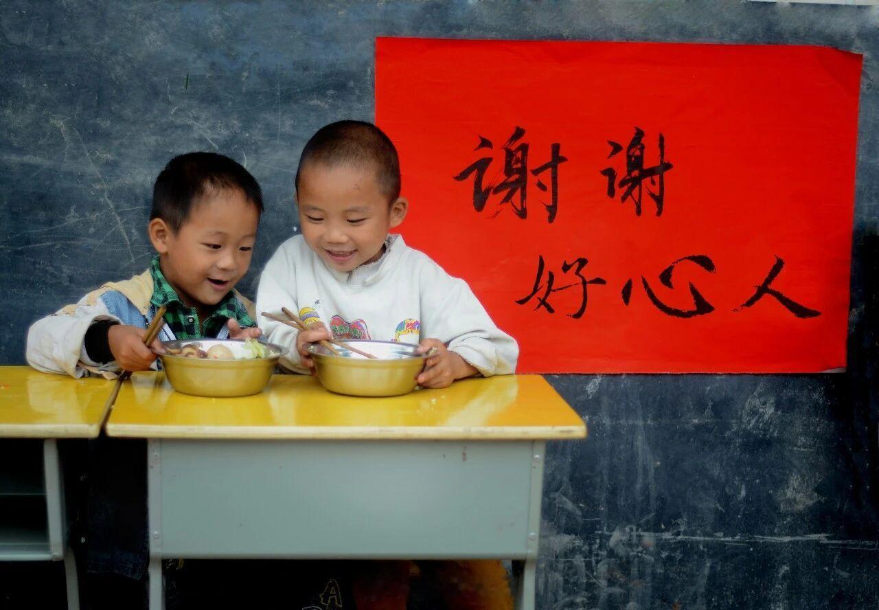 #你今天好好吃饭了吗 # 什么是最朴素的治愈？大抵就是安心吃下一顿热饭🥢

看完《欢迎来龙餐馆》，格外能体会这份简简单单的幸福感。十五年一路走来，无数校园坚持稳定开餐。
孩子们坐在一起大口吃饭，眉眼带笑，这份来自一餐饭的快乐，特别有感染力。#高原上的流动午餐# ​