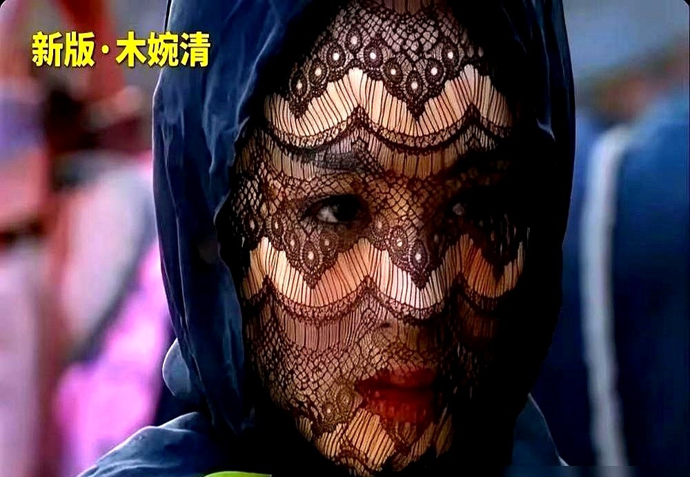 导演于荣光找28岁的徐冬冬演妈，剧里的亲儿子只比她小11岁。

换别人早翻脸了，但徐冬冬接了。这部2021版《天龙八部》豆瓣才3.5分，杨祐宁演的乔峰和白澍的段誉都没少挨嘲。

徐冬冬演的刀白凤，看儿子满眼是宠，瞪段正淳恨得牙痒，跟情敌对峙气场直接压过去。

全剧口碑稀碎，就她一个人接住了。

观众