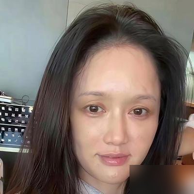 45岁陈乔恩晒素颜照，前经纪人转头就道歉了，这脸变得真快。
孙德荣在节目上骂她忘恩负义，说当年她找关系解约，还爆料雪藏她是因为她在摄影棚喝酒。结果陈乔恩一篇长文甩出来，条条打脸：合约到期自然走的，抽成没少给，雪藏是因为路线不合，那一年她没收入差点饿死。
最狠的是那句“你托人带话谈和解，我完全没收