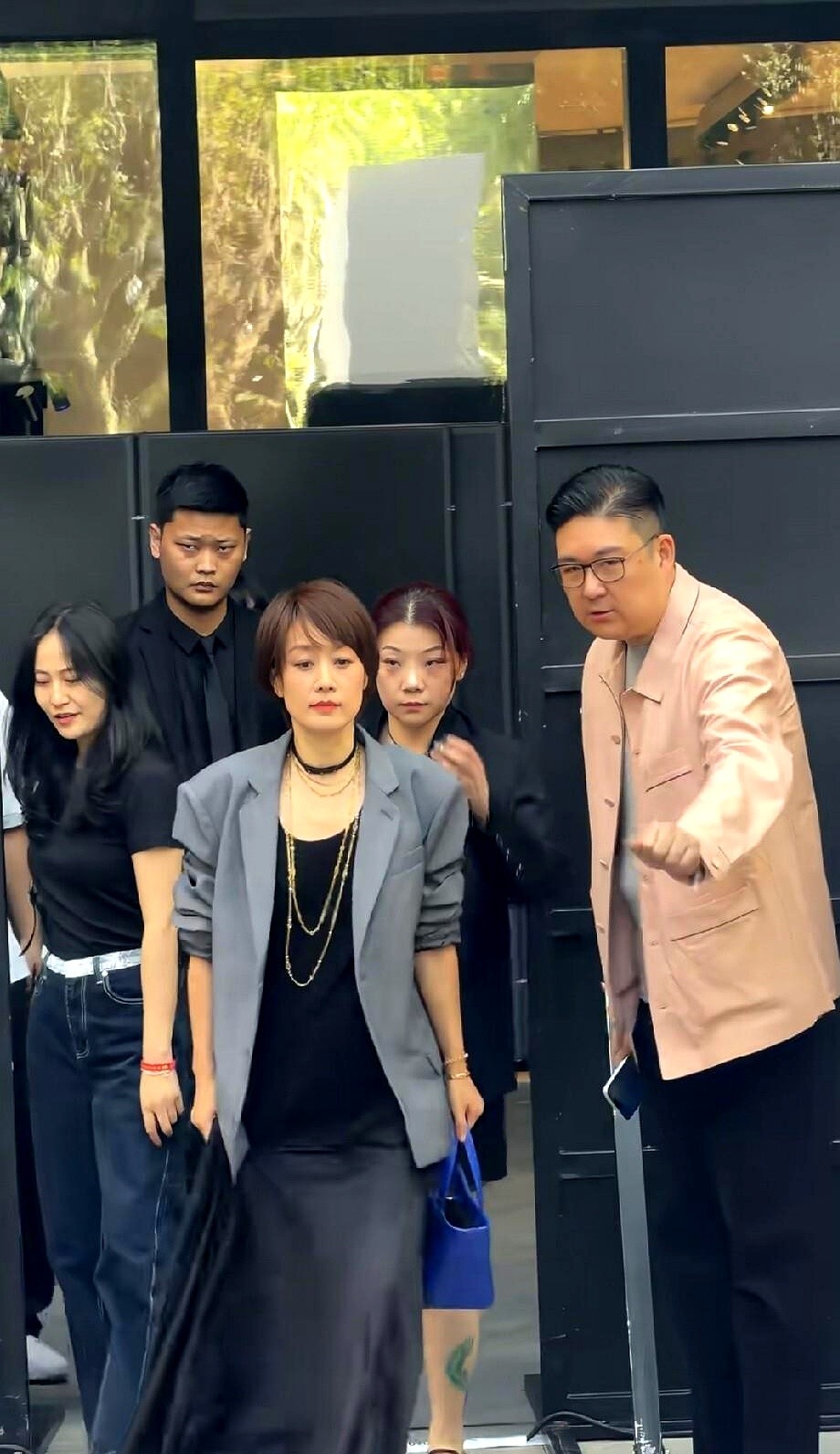 盯着屏幕看了足足五秒我才敢认，那个穿着宽大西装的女人竟是马伊琍。

她套着件黑色长裙，手里随意拎个蓝色包袋，脸上连粉底都没盖厚。24岁的赵今麦就站在一旁，她没去硬凹少女人设，嘴角咧开一个极其舒展的笑。这种骨子里透出来的松弛，装不出来。

两个女儿就跟在她身侧。一边踩着高跟鞋赶通告，一边顺手把日子理得