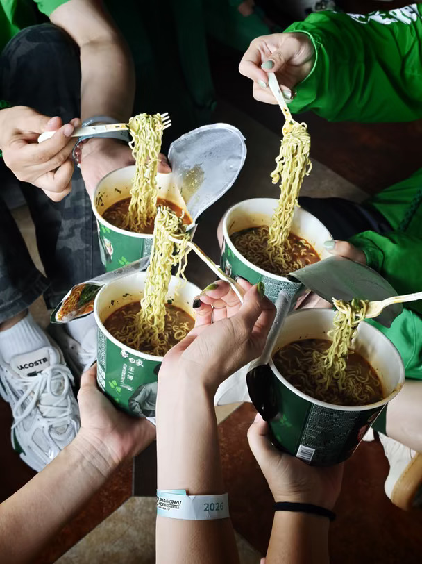 一起吃泡面的同担美女们💚#王一博的摩托姐姐