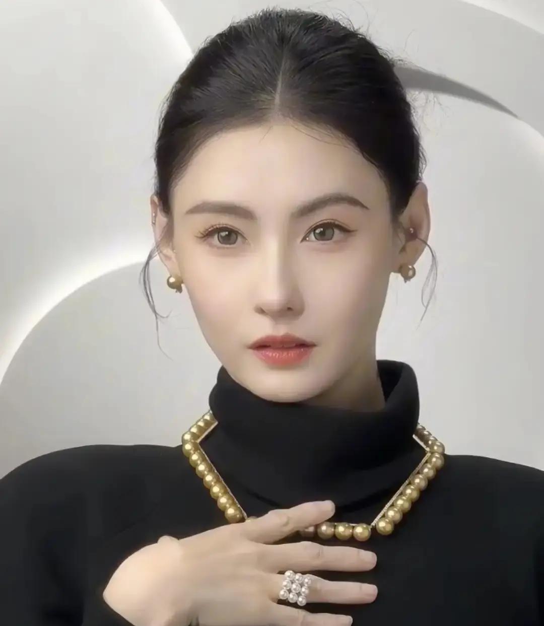很多人只盯着张柏芝拿了多少抚养费，却很少有人算过，一个女人拉扯大三个男孩子到底得掉多少层皮。
连出了名挑剔的狄波拉，私下跟刘嘉玲喝茶聚会时都挑不出她半点毛病，逢人就夸这个前儿媳是真会带娃。
普通家庭拉扯一个男孩都得天天鸡飞狗跳，她身边可是一下子围着三个。
老大谢振轩今年都19岁了，老二谢振南1
