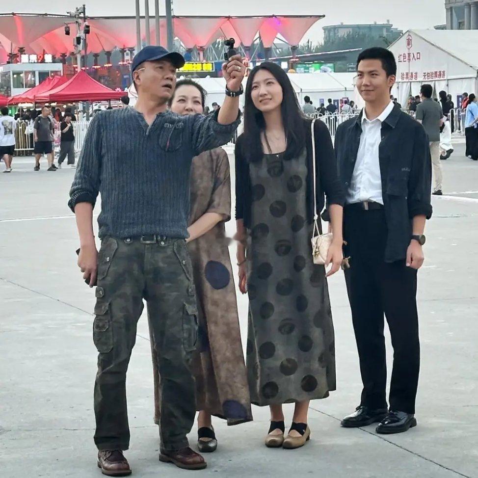 胡军全家看音乐会，给儿子闺女穿的也太老气了都分不清谁是父母谁是孩子[允悲] ​