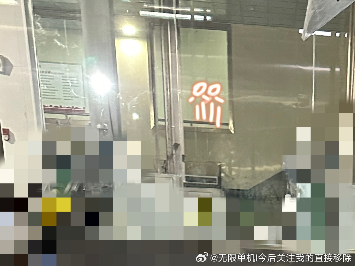 #浙江一猪景房8888元一晚#
之前在工厂的时候，大人们每次来检查就兴师动众，让机房的人赶紧穿上白衣服，全部只能站着，板凳扫把任何能收走的全部都要收走，看着大人们站在那面玻璃观察着里边的人，就有种自己变成了猪等待着被吃的定局😂 ​