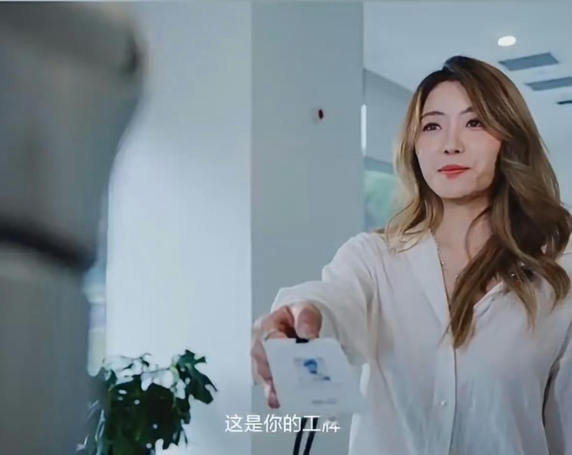 宇树机器人“笨笨”正式入职理想汽车了！有工牌、有工服，还跟同事们合了影。一个机器人，面试通过，领了工牌，收获了一枚理想同学玩偶，就这么在办公室溜达起来了。
从之前当车评人，到这次直接入职，宇树和理想的联动又往前走了一步。两个具身智能领域的玩家，一个做轮上的，一个做双足的，接下来还 ​