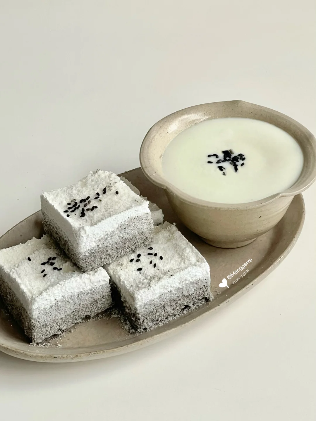 中式早餐｜黑芝麻米糕🍙➕黑芝麻炖蛋🥢