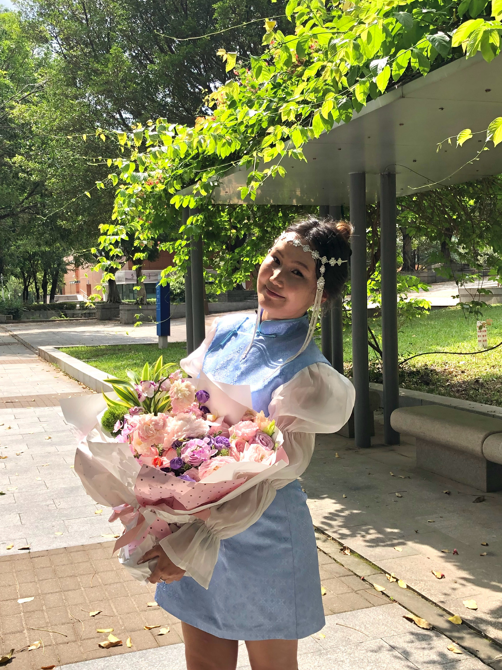 6月6拍的毕业照简直能把我热晕。建议广州毕业的大学生12月拍好预制毕业...