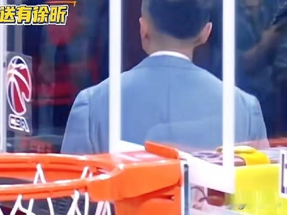 昨晚广东男篮惨败广州后，杜锋二话不说直接返回更衣室，表现非常生气，这到...