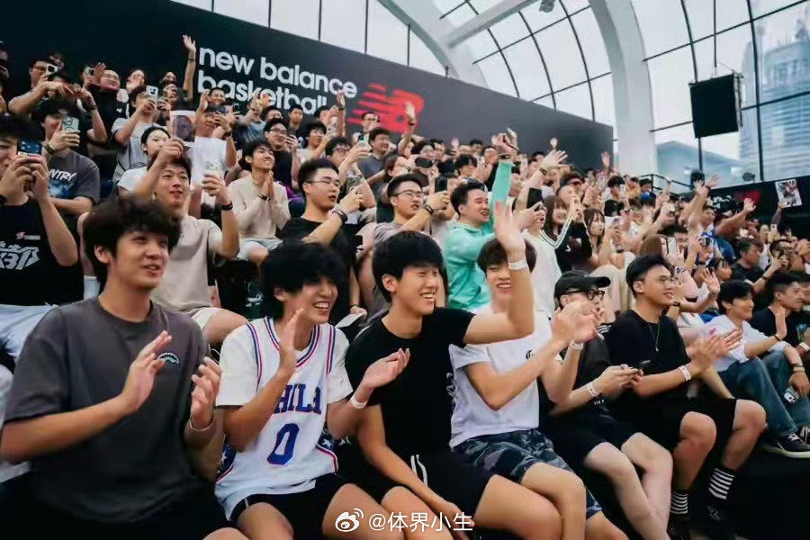 #NBA球星马克西完成首次中国行#马克西中国行圆满收官！行程重心不止球鞋发布，更多时间留给年轻篮球人，手把手做技术指导，沉浸式体会中国街头篮球的火热温度 ​