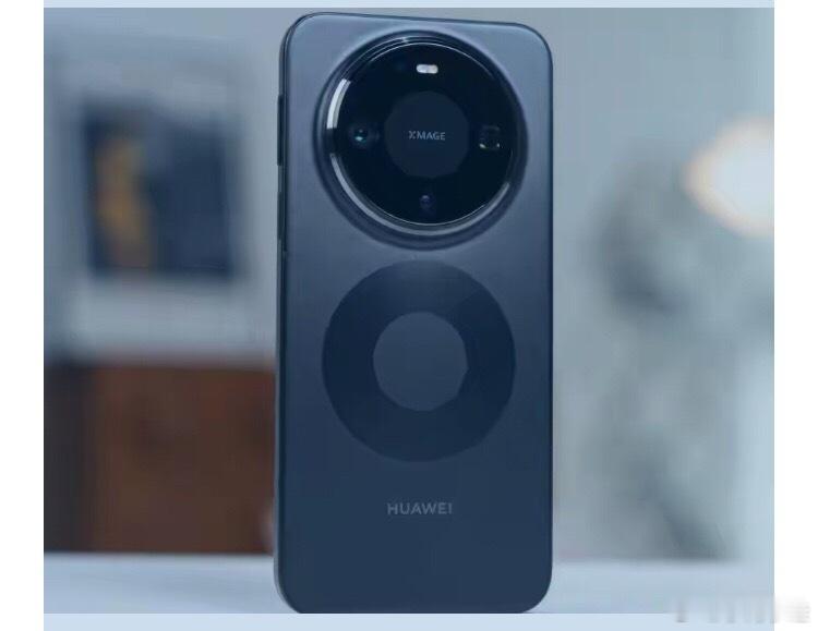 华为 Mate80：硬核全能的旗舰守门员作为标准版，Mate80这波可谓是诚意满满，完全不当“丐版”。麒麟9020处理器加持，配合最新的HarmonyOS 6.0，日常滑动和游戏输出非常稳。屏幕给到了6.75英寸的LTPO自适应高刷屏，丝滑又省电。其实最让人惊喜的是它的影像系统，5000万像素超光变主摄加上潜望长焦，还配 ​