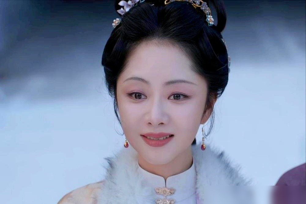 花三万两银子，赎的竟然不是情郎，是自己的仇人。
《兰香如故》里许兰香这一手，直接把我看愣了。沈家灭门，她被发卖青楼，丫鬟蕺儿曾冒死换衣救她逃命。
后来她熬成林家主母，第一件事不是报复，是拿三万两银子，替蕺儿撕了身契，送她去泉州。
旁边那个出身高贵的赵星棠，一辈子围着男人转，最后潦草收场。许兰香
