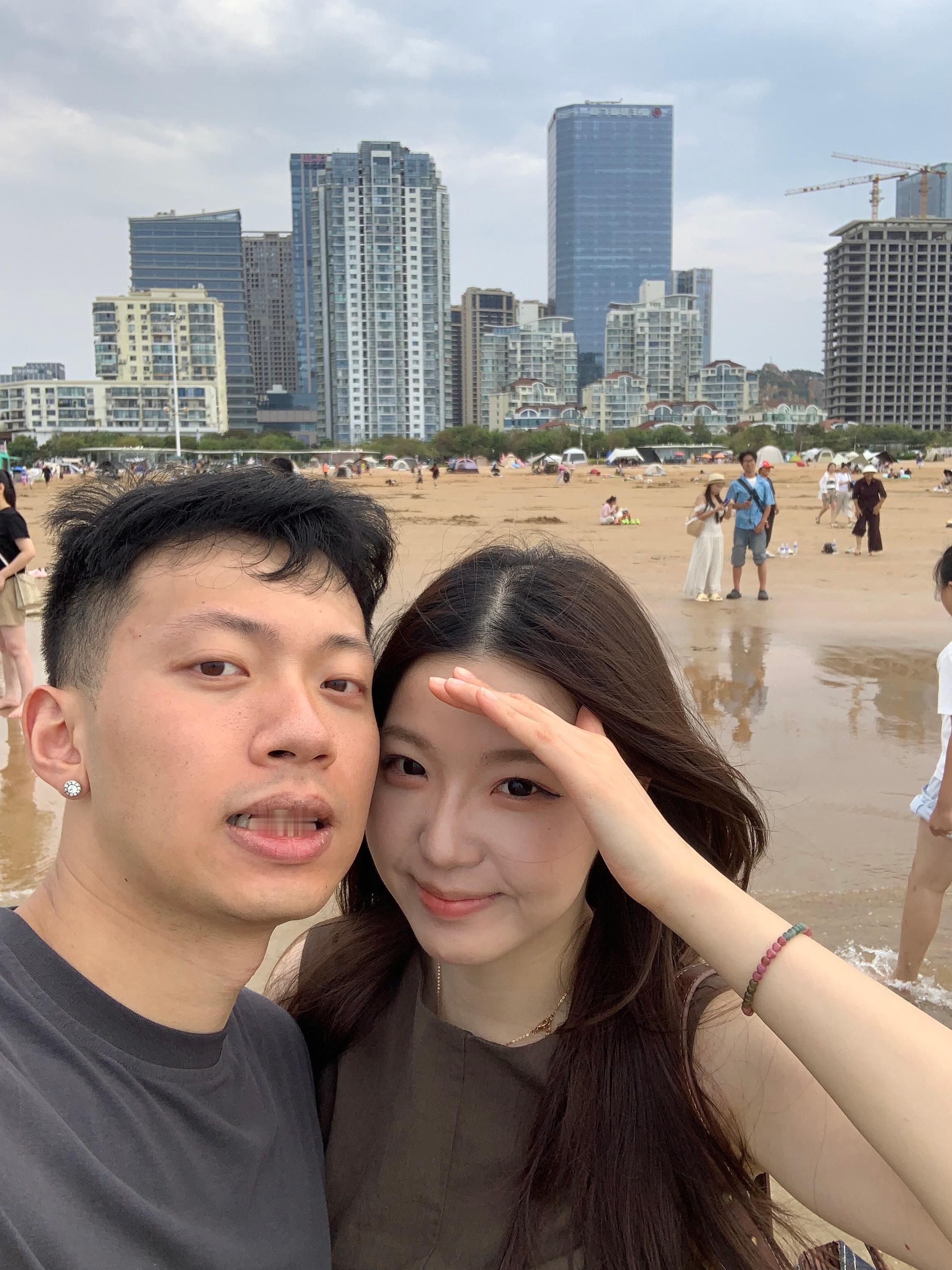 虽然本次旅行踩了很多雷  但是和他在一起就很开心 
抢一碗面吵架了也开心
每天网约车坐到吐也开心 
走五公里也开心 
看人山人海也开心 
玩大摆锤颈椎病犯了70%开心
手镯掉了60%开心
每天犯贱也开心
飞机上无聊也开心
喝了很多海水也开心
用拍立得记录了好多好多照片很开心
带他见了姐姐也开心
在按摩店 ​