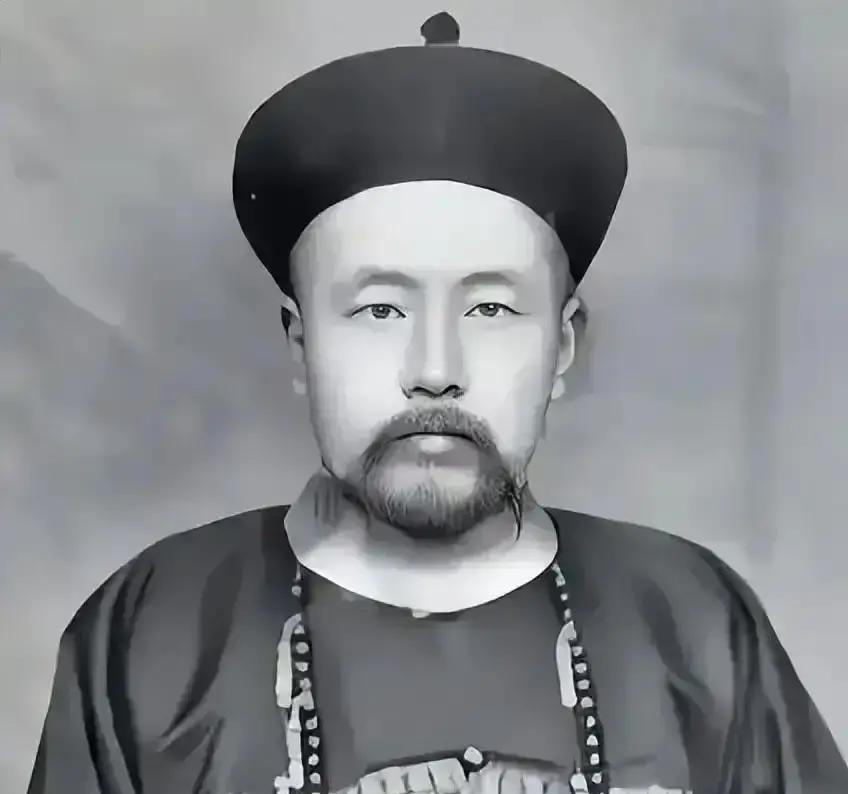 1906年，晚清官员在德国发现了一件国宝，明知索要无望，便通过交涉将上面的文字拓印了下来，如今已经是世界上仅存的孤本！
他把那份薄薄的纸卷夹进内衬衣袋，手指压在胸前，感觉到纸张微弱的脆响。同行的同僚还在笑话他为一堆“石头字”折腾，他却默默回了寓所。
第二天，他向考察团告了假。他知道博物馆只给了这一次
