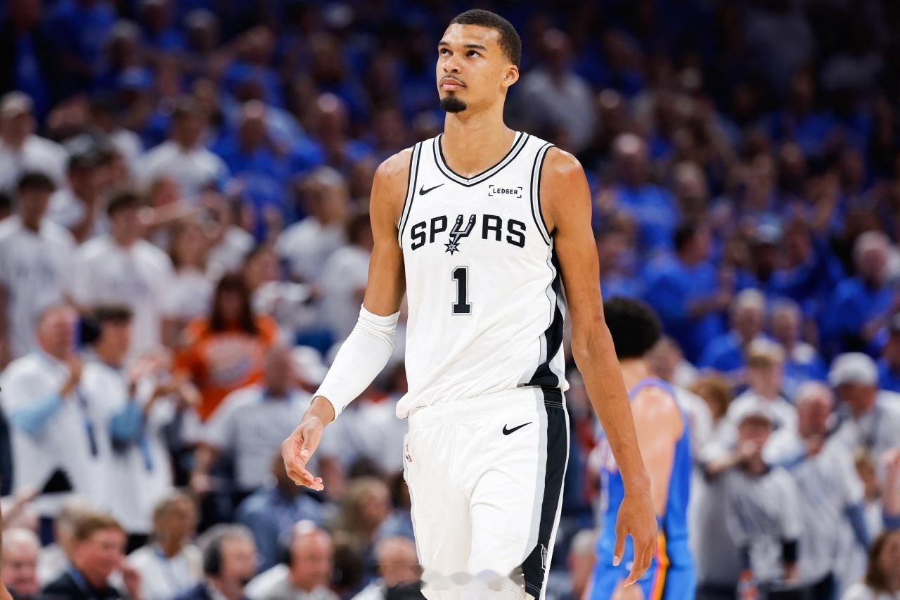 谁干的？  NBA官方公布了2025-2026赛季最佳阵容，文班亚马入...