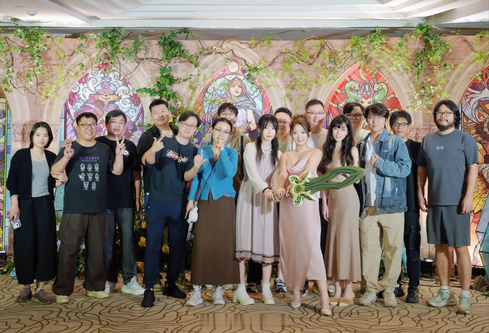 终于把自己多年的爱好写进了人生进程里！
整个婚礼融入了非常多的Dota的元素，从下午茶歇开始，有魔棒手指饼干、真眼饼干、小莫迪饼干、dota logo翻糖蛋糕以及肉山盾的蛋糕。
还调配了小净化和大药鸡尾酒（可惜没有图[苦涩]）
现场photo booth的信纸背景则是我和先生擅长使用的英雄。
暖场音乐 ​