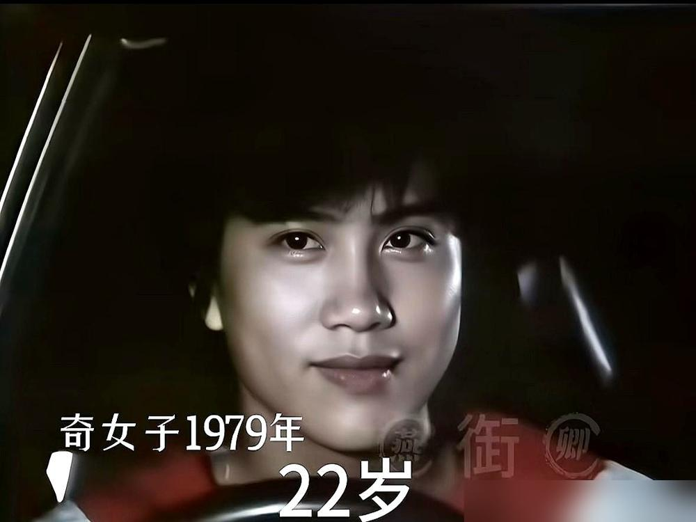 万梓良一开机跟通了电似的，青筋暴起，眼珠子瞪得要吃人，整个片场动静全被他吸走了。
拍《江湖情》那会儿，周润发私下找王晶吐槽，说这人太放了，气场压得他没法接戏。
换别人早卯着劲飙上了，比谁嗓门大，比谁更疯。
发哥偏不。他退一步，原地站定，不吼不叫，就靠一双眼睛，稳稳把戏给拽了回来。
王晶后来说