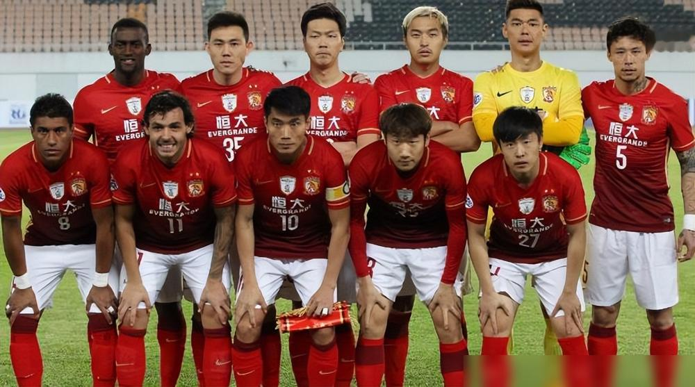 广州豹3比1逆转，提前四轮冲超，广州足球断了四年这口气，又续上了。
可越秀山看台上，有人哭了，有人扭头就走。老恒大球迷心里那根刺，拔不出来。广州豹是广汽牵头七家国企攒的局，队徽颜色传承全变了，怎么看都像接盘侠，不像自家人。
直到侯煜进球。原广州队队长，带着一帮旧将，硬是把这支队扛上了中超。冲超夜