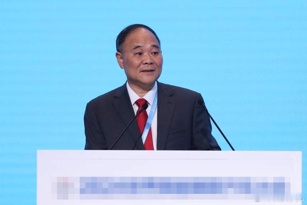 李书福正式交棒了！辞任吉利汽车主席，转做终身荣誉主席，安聪慧接棒。官方说要从“创始人驱动”转向“制度和团队驱动”，我觉得这步棋挺有远见。

再看这份半年报，营收1736亿创新高，高端化成效明显，单车均价涨到11.2万，出口半年就卖了47万辆，超过去年全年。但国内价格战残酷，海外早晚卷成红海， ​