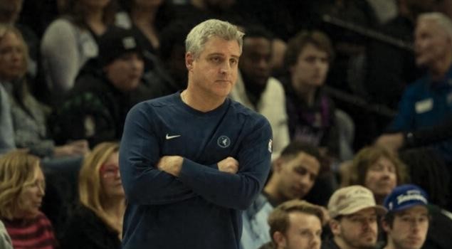 一个拿着随时可能下课合同的NBA新帅，居然在一场季前赛后主动给中国替补内线背锅。
打国王那场球，第四节摆出五大阵容差点被逆转，换作一般主教练，赛后肯定要敲打甚至直接冷冻杨瀚森。
可诺里偏不，不仅一口把责任全揽在自己身上，还能清清楚楚复盘杨瀚森打的每一个攻防回合。
他真不是在场面上做客套。
诺