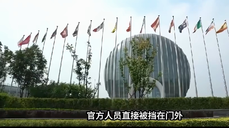香山论坛传出消息，
日本官方代表团没能获得参会资格。
消息一出，网上讨论瞬间炸开锅。
 
很多人第一反应：是不是我们拒绝一切对日交流？其实这里藏着一个反转。论坛并非禁止所有日本人参会，日本的专家学者、民间人士依然可以到场交流，像鸠山由纪夫就出席了论坛，还主动呼吁要坚守一个中国原则。区别就在于官方代表