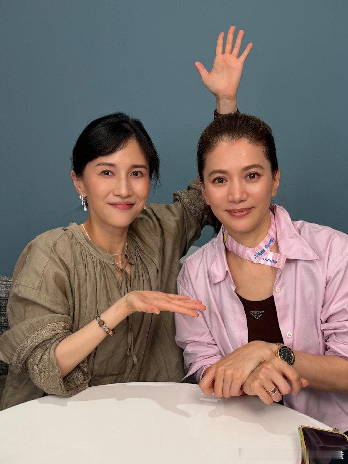 袁咏仪的直率不只在嘴上
原本想看袁咏仪接梗，结果记住了她讲的一次道歉。10月15日《papi热烈欢迎》新一期上线，到了16日，她关于普通话比较和剧组沟通的片段还在被讨论。两个话题放在一起，比单看一句够不够敢说，更有意思。
先说好笑的。被问自己和蔡少芬谁的普通话更好，她直接把比较对象给否了，想 ​