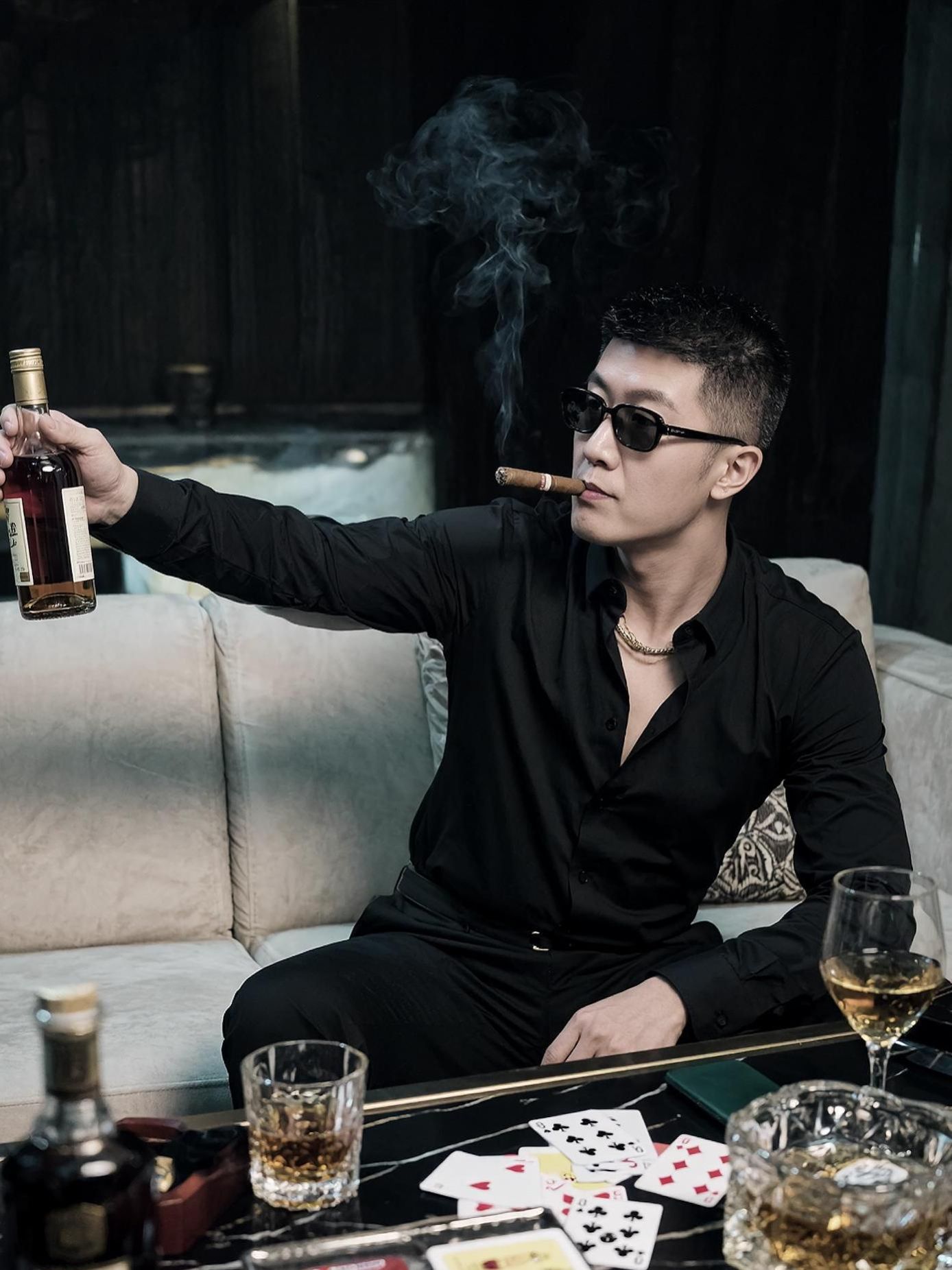 <p>AI暗黑风摆拍  ai创作 黑色系万能穿搭 <!--{img:0...