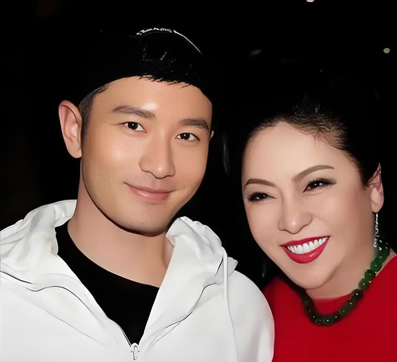 向太首次公开承认：这辈子认过两个干儿子，一个是黄晓明，一个是萧敬腾，这段关系已经维系了20多年！
	
网友神评：两个干儿子，吸走了两个亲儿子的气运！
	
另一名网友反驳：不是因为黄晓明、萧敬腾实力强，才会被向太认为干儿子吗？
	
还有人调侃：萧敬腾会不会是亲儿子？玩豪门惯用的那一套，把“亲儿子”当“干儿子”认回来？
	
早在20多年前，黄晓明当着十几个人的面，“扑通”一声跪下，直接称呼向太为“干妈”。
	
向太不仅欣然接受，还夸奖黄晓明“单纯、没心眼、蛮憨厚”，但也指出他最大的问题就是“不懂拒绝，该帮不该帮的都帮了。”
	
向太对黄晓明这个干儿子也不薄，在她的牵线搭桥下，黄晓明拜了这周润发为师父；而且黄晓明去香港追求杨颖的那几年，一向笔锋辛辣的港媒，对他颇为客气！
	
#向太 #黄晓明 #萧敬腾