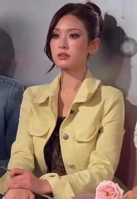 上海时装周 MARKGONG 大秀名场面：欧阳娜娜、Somi、何超莲前排同框，三种迥异气质，上演一场颜值盛宴 ​