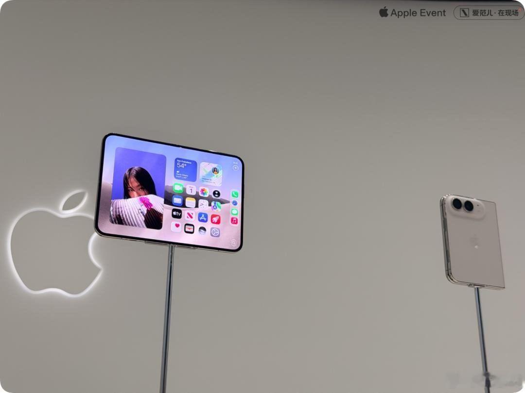 讲讲Duo作为科技产品命名的前世今生，苹果叫它 iPhone Duo，这个名背后藏着 34 年伏笔。

本周苹果发布会，新 CEO 特努斯一句 One more thing，iPhone Duo 折叠屏正式亮相。网上吵了半天的"该叫 Ultra 还是 Duo"，尘埃落定。

很多人觉得 Duo 少了 Ultra 那股"王者气场"。但其实苹果早用过这名字：1992 ​